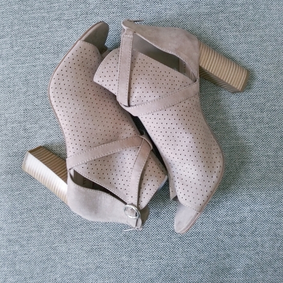 Madden NYC Ankle Boots - Picture 5 of 8